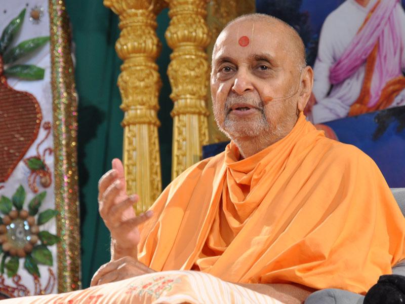   Swamishri blesses Bal Din assembly