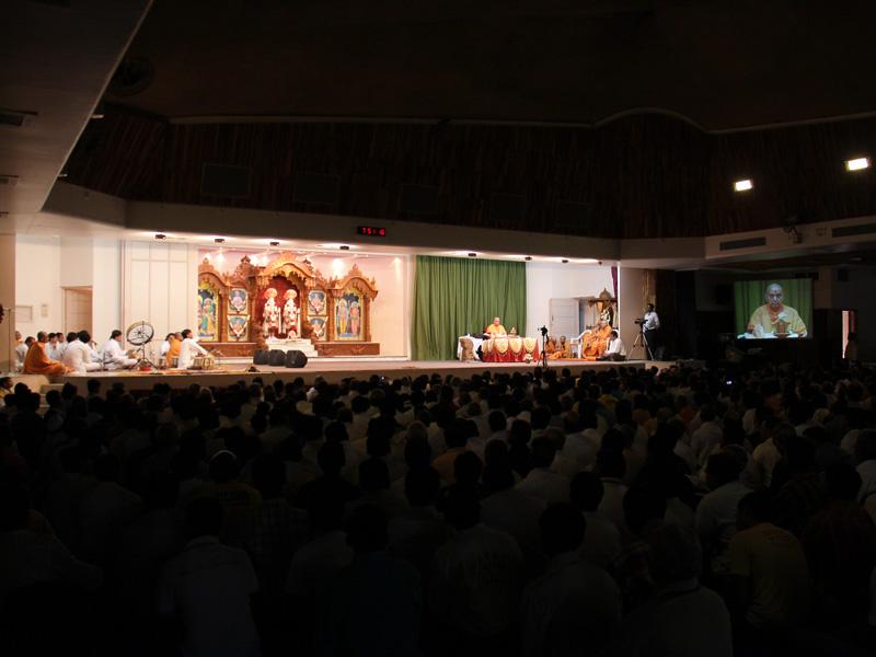 Devotees in Swamishri's puja, BAPS Mandir, Gandhinagar
