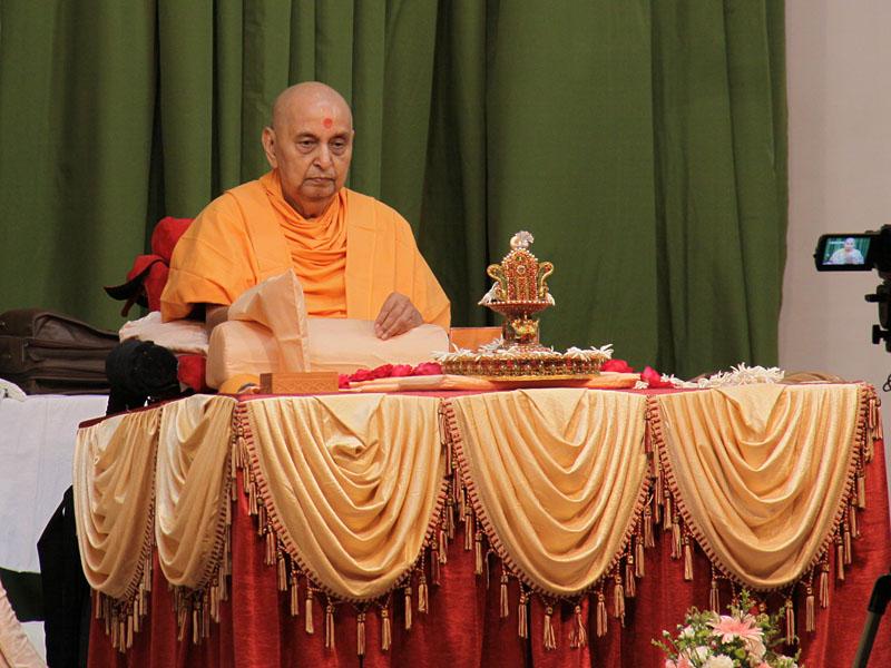 Swamishri doing his morning puja