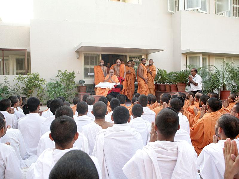 Swamishri bids Jai Swaminarayan to sadhus and parshads