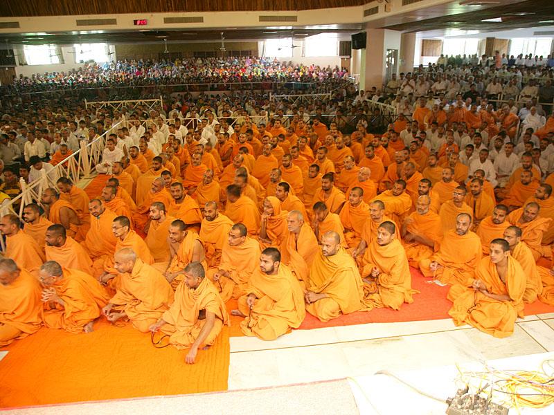 Sadhus and devotees engaged in Swamishri's darshan