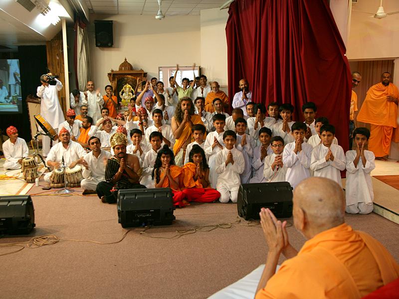Swamishri bids Jai Swaminarayan to all