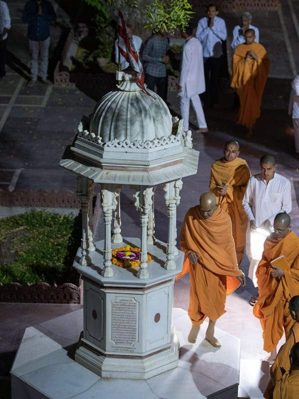 Swamishri performs pradakshina of the holy charanarvind of Bhagwan Swaminarayan in the mandir grounds