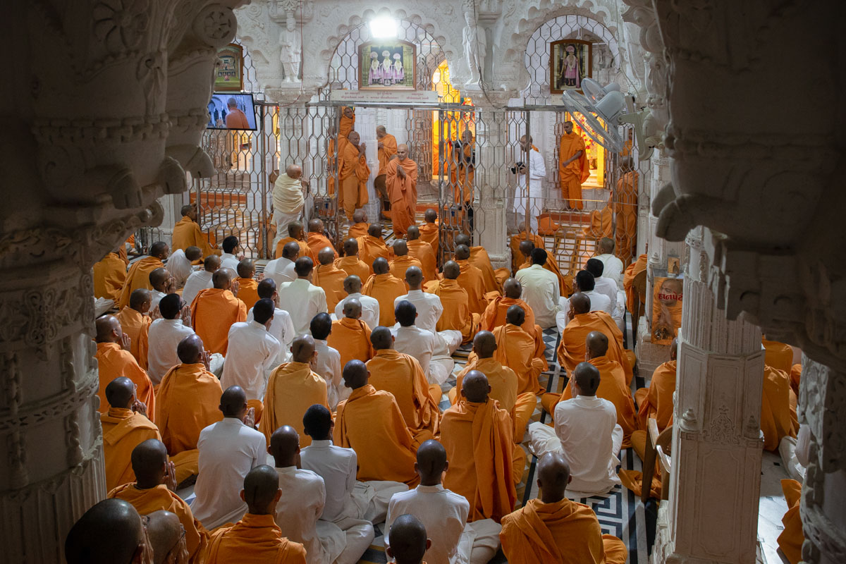 Sadhus, parshads and sadhaks doing darshan of Swamishri