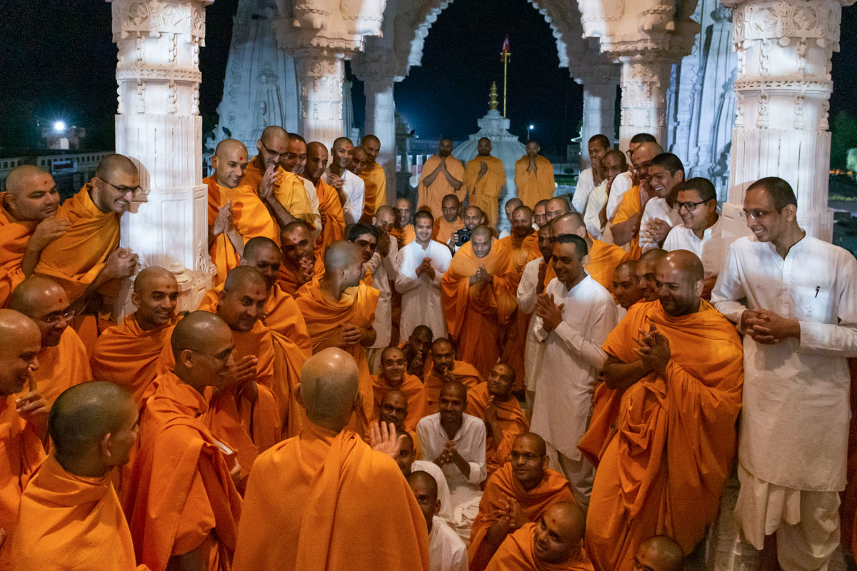 Swamishri blesses sadhus, parshads and sadhaks