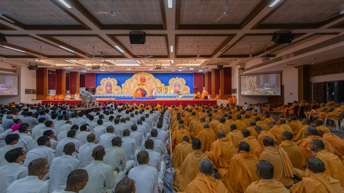 Sadhus, parshads, sadhaks and devotees doing Swamishri's puja darshan