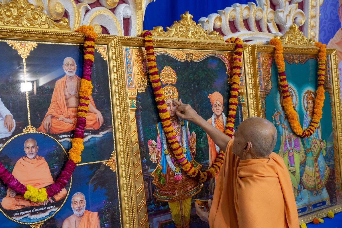 Swamishri performs the pratishtha rituals for sanskardham at Vishwakarma Nagar, Junagadh, India