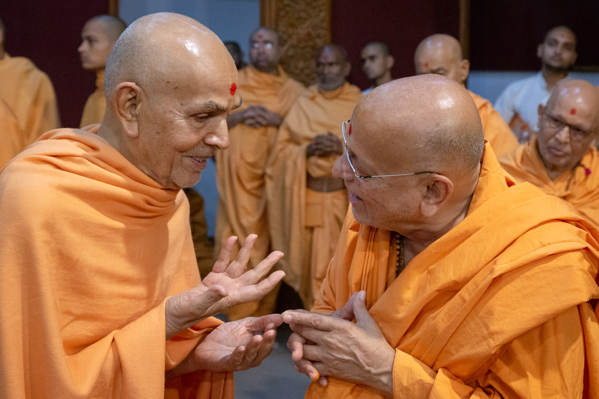 Swamishri converses with Pujya Ishwarcharan Swami