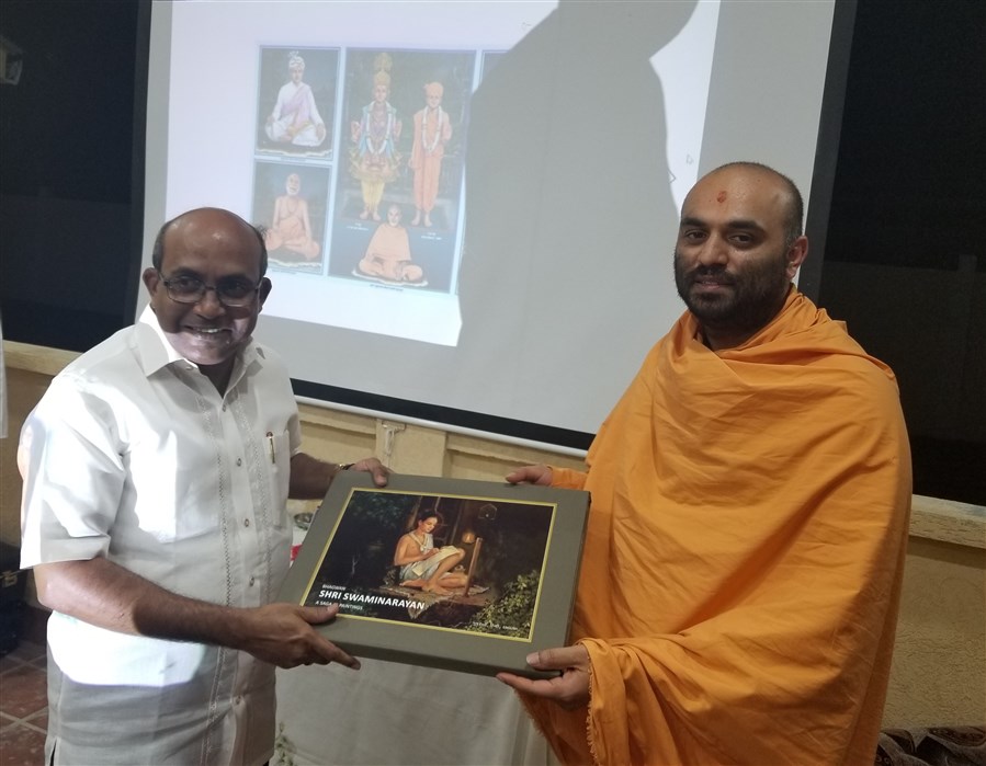 Pujya Priyasevadas Swami offers a momento to His Excellency Mr. V Mahalingam, High Commissioner of India to Guyana