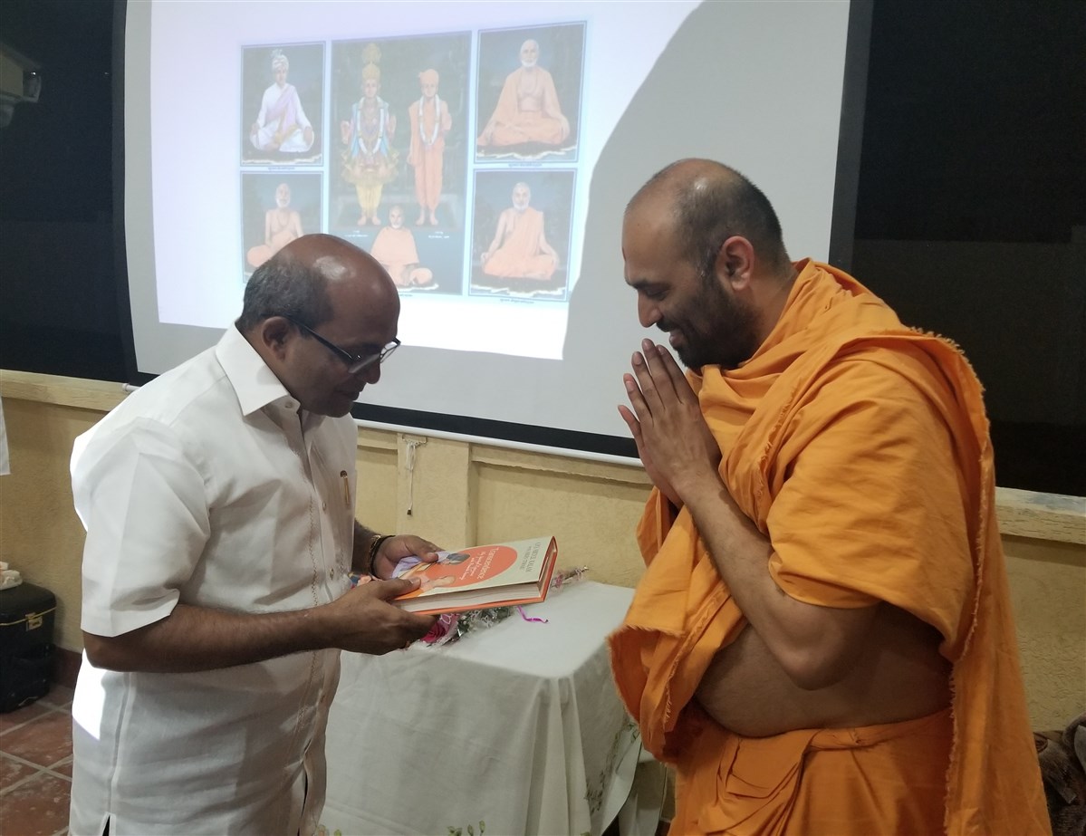 Pujya Priyasevadas Swami offers a momento to His Excellency Mr. V Mahalingam, High Commissioner of India to Guyana
