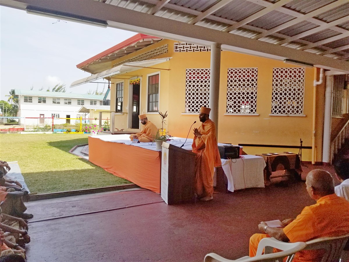 Pujya Priyasevadas Swami addresses the students of Saraswati Vidya Niketan