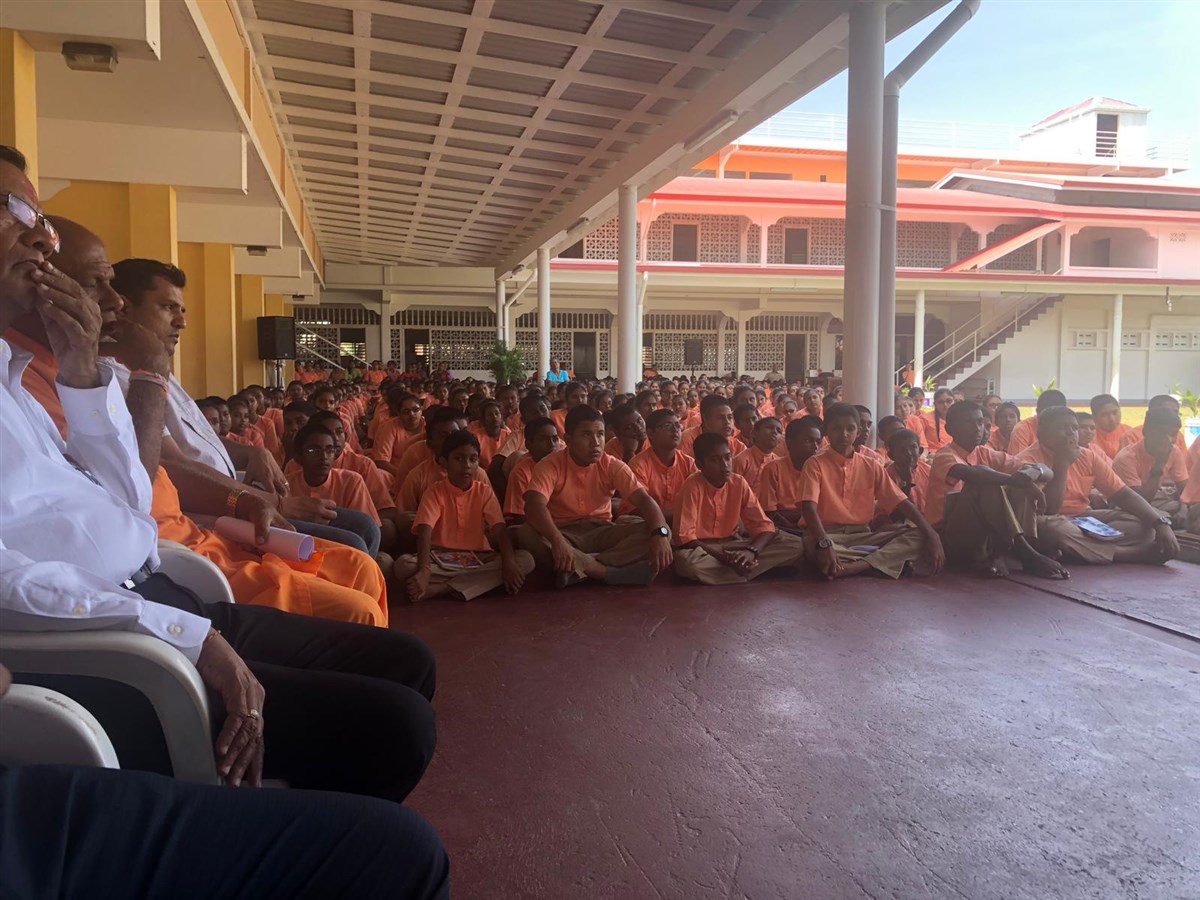 Students of Saraswati Vidya Niketan listening to Pujya Priyasevadas Swami's speech