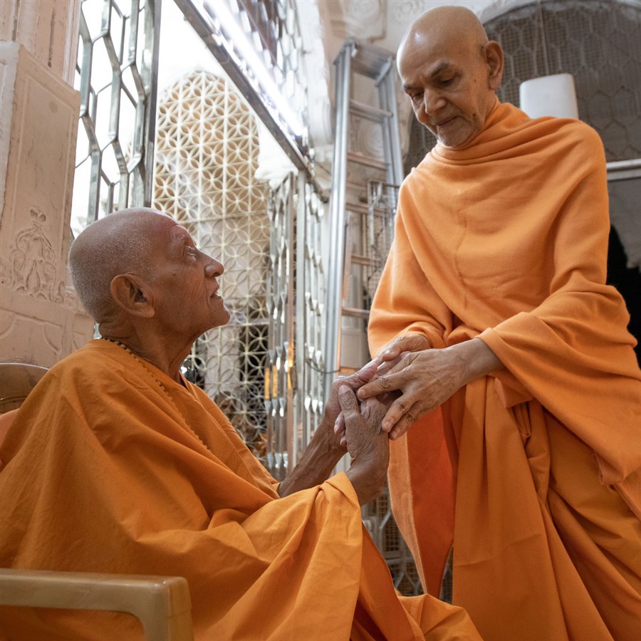 Swamishri blesses Brahmarshi Swami