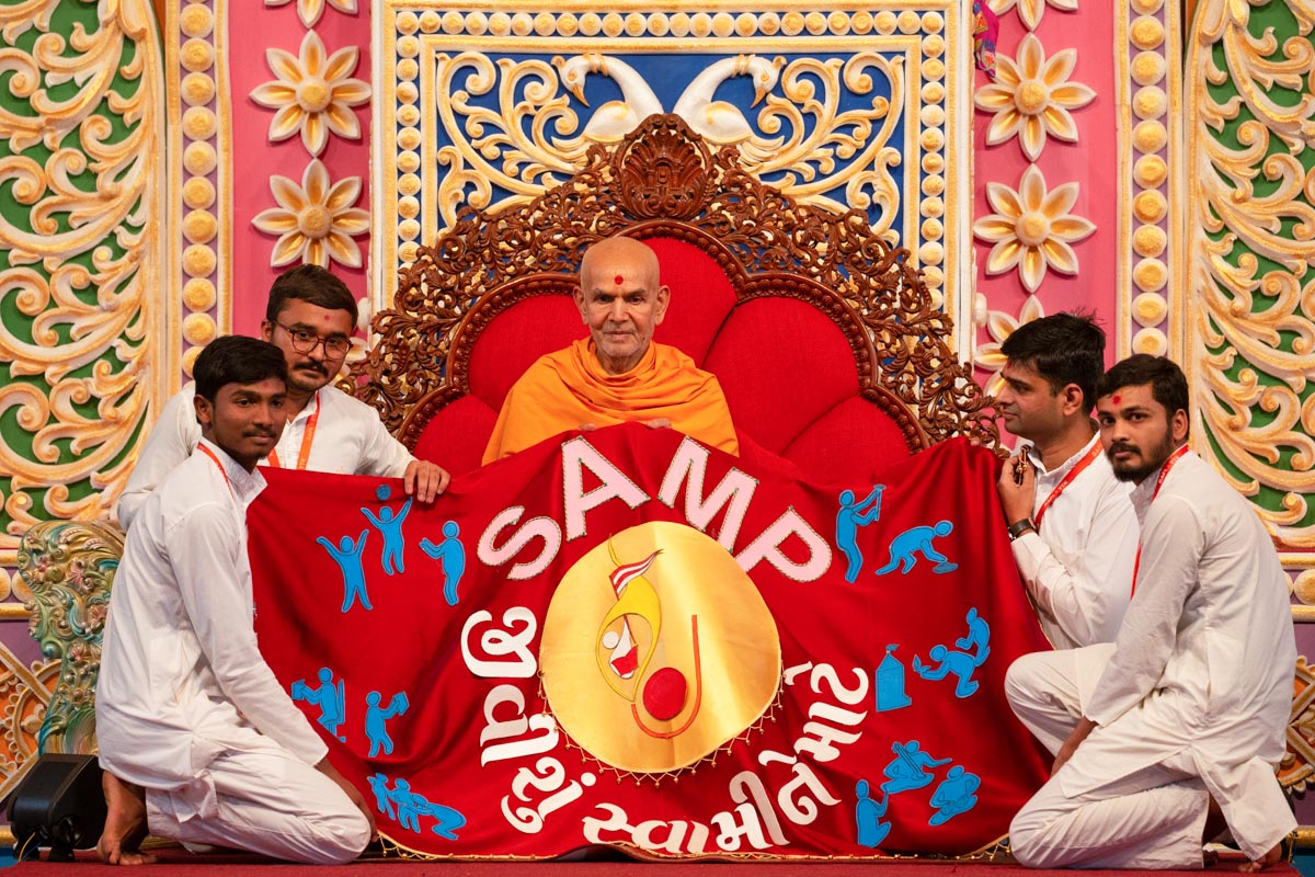 Yuva Talim Kendra youths honor Swamishri with a shawl