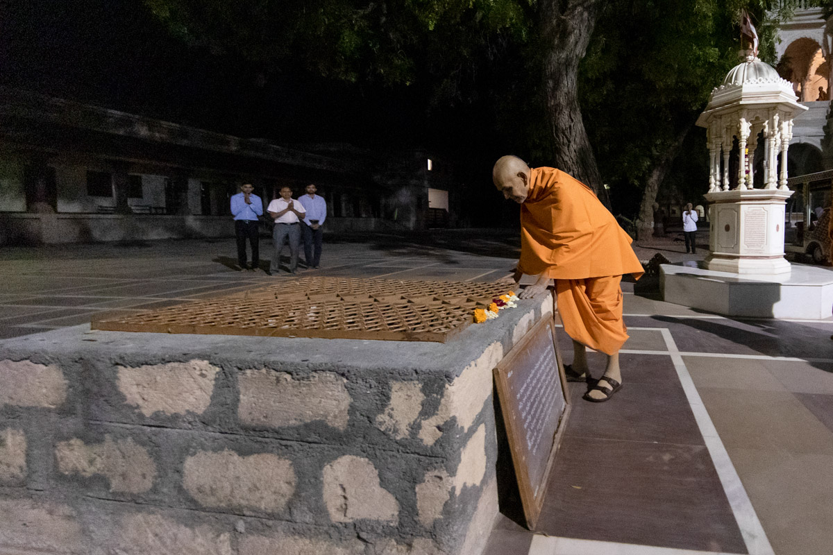 Swamishri observes an old well in the mandir grounds