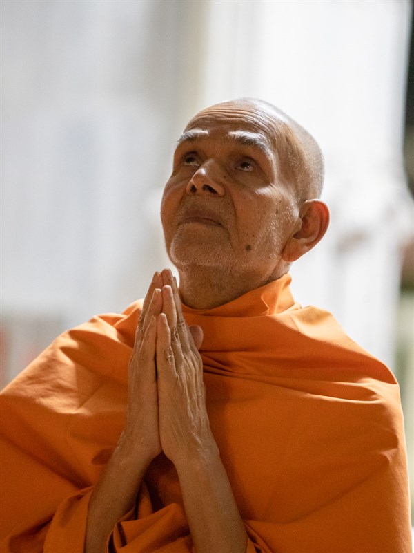 Swamishri greets everyone with folded hands