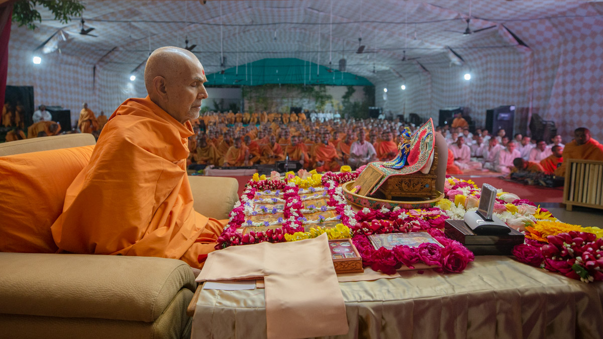 Swamishri meditates