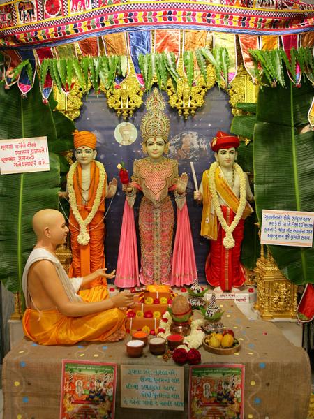 Bhagwan Swaminarayan, Aksharbrahman Gunatitanand Swami and Shri Gopalanand Swami - Gunatitanand Swami's symbolic diksha yagna