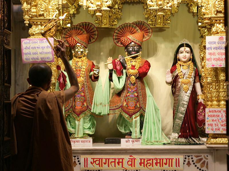 Sandhya arti at BAPS Shri Swaminarayan Mandir, Ahmedabad