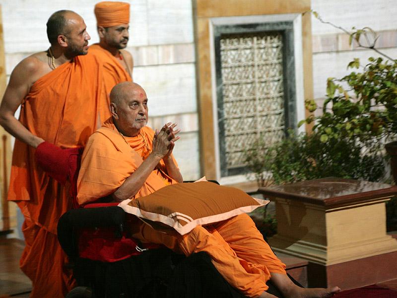 Swamishri bids Jai Swaminarayan to all