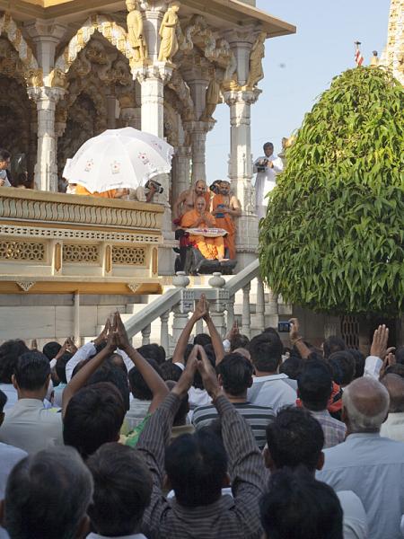 Devotees bid Jai Swaminarayan to Swamishri on the mandir grounds