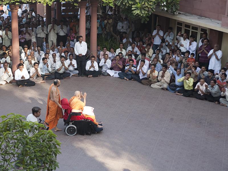 Devotees bid Jai Swaminarayan to Swamishri on the mandir grounds