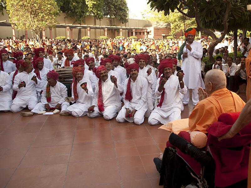 Swamishri happily responds to the youths singing in 'ochchhav' tradition
