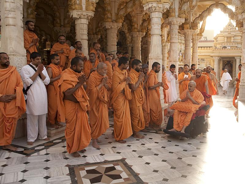 Sadhus engaged in Swamishri's darshan in the mandir pradakshina