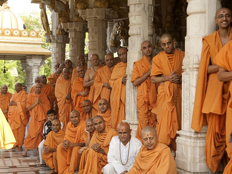 Sadhus engaged in Swamishri's darshan in the mandir pradakshina