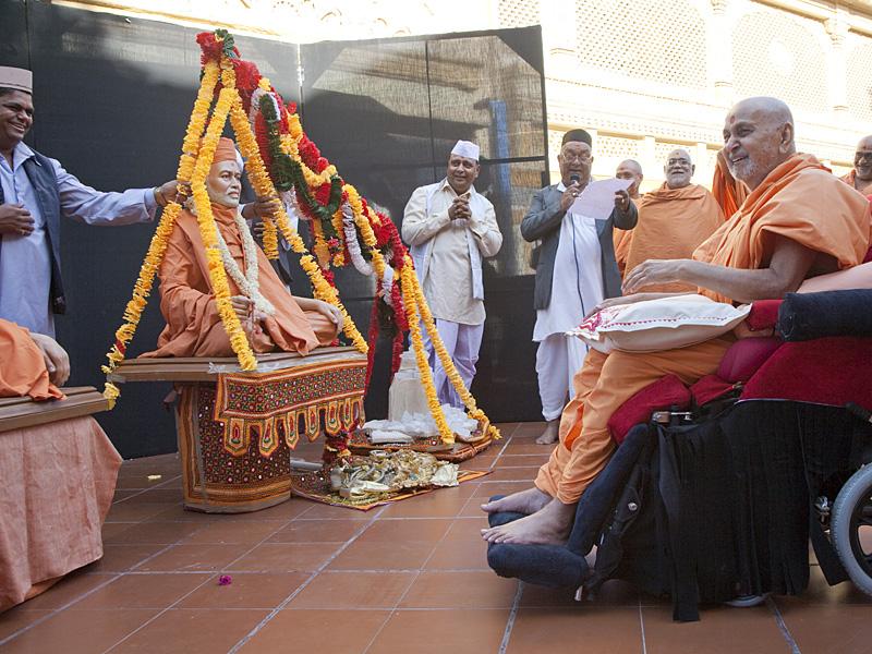A skit presentation before Swamishri - Shastriji Maharaj's tula in Atladra