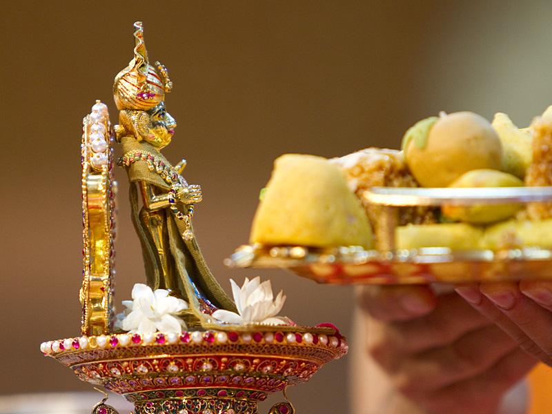 Thal offered to Shri Harikrishna Maharaj
