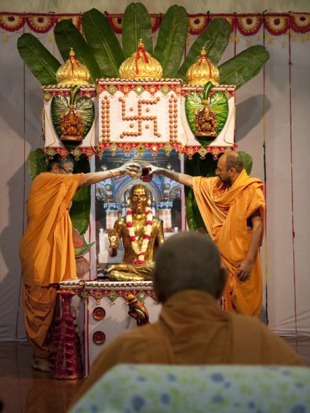 Swamishri engaged in darshan