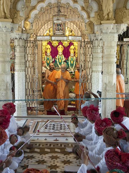 Swamishri happily responds to the youths singing in 'ochchhav' tradition