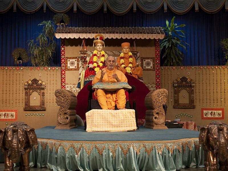 Swamishri blesses the Sunday satsang assembly