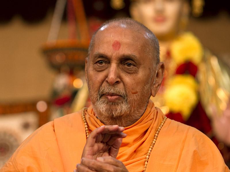Swamishri blesses the Sunday satsang assembly