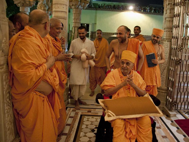 Swamishri bids Jai Swaminarayan to senior sadhus