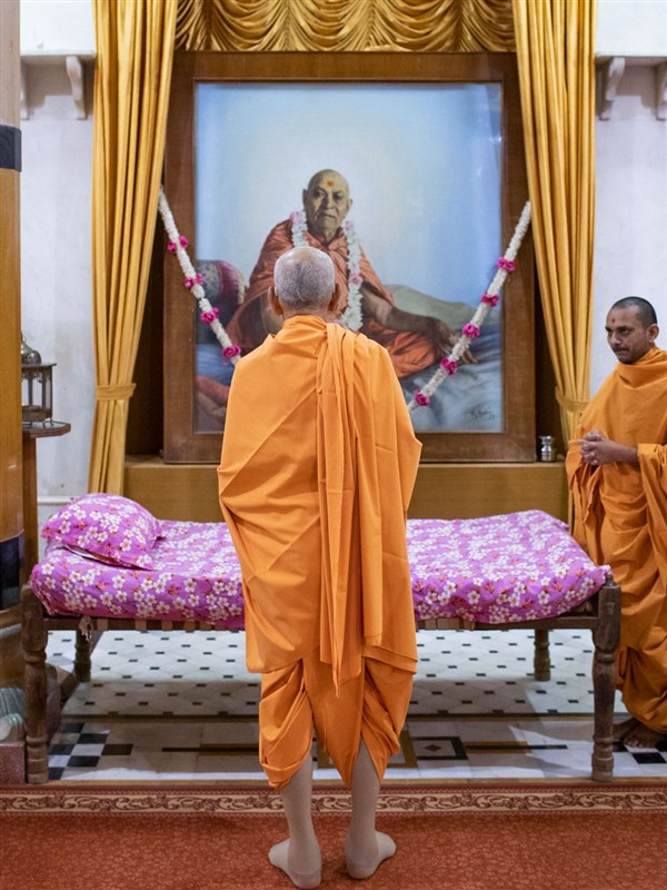Swamishri engrossed in the darshan of Brahmaswarup Shastriji Maharaj in the Rang Mandap