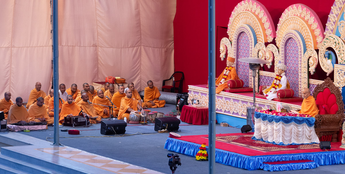 Sadhus sing kirtans in Swamishri's morning puja