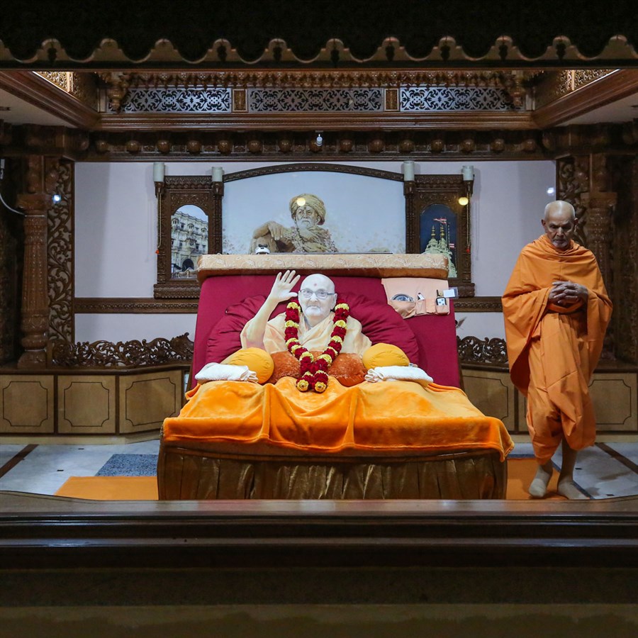 Param Pujya Mahant Swami Maharaj doing darshan in Brahmaswarup Pramukh Swami Maharaj's room
