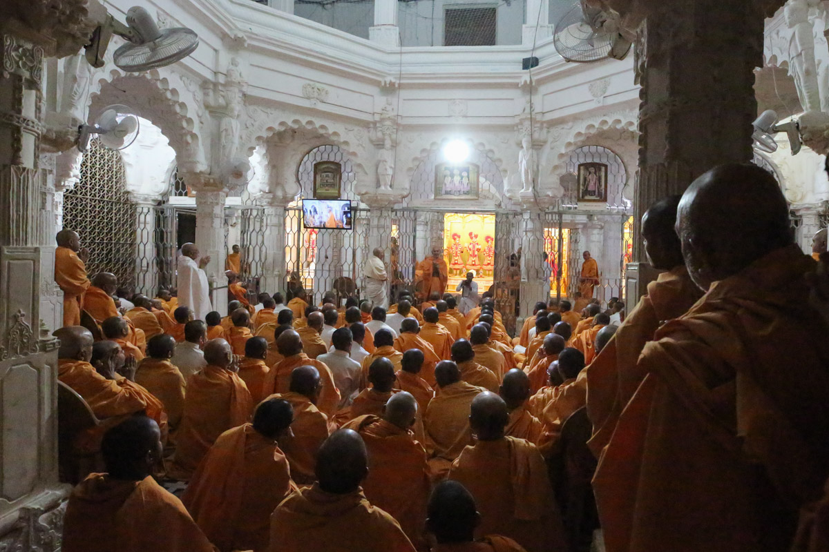 Sadhus, parshads and sadhaks doing darshan of Swamishri