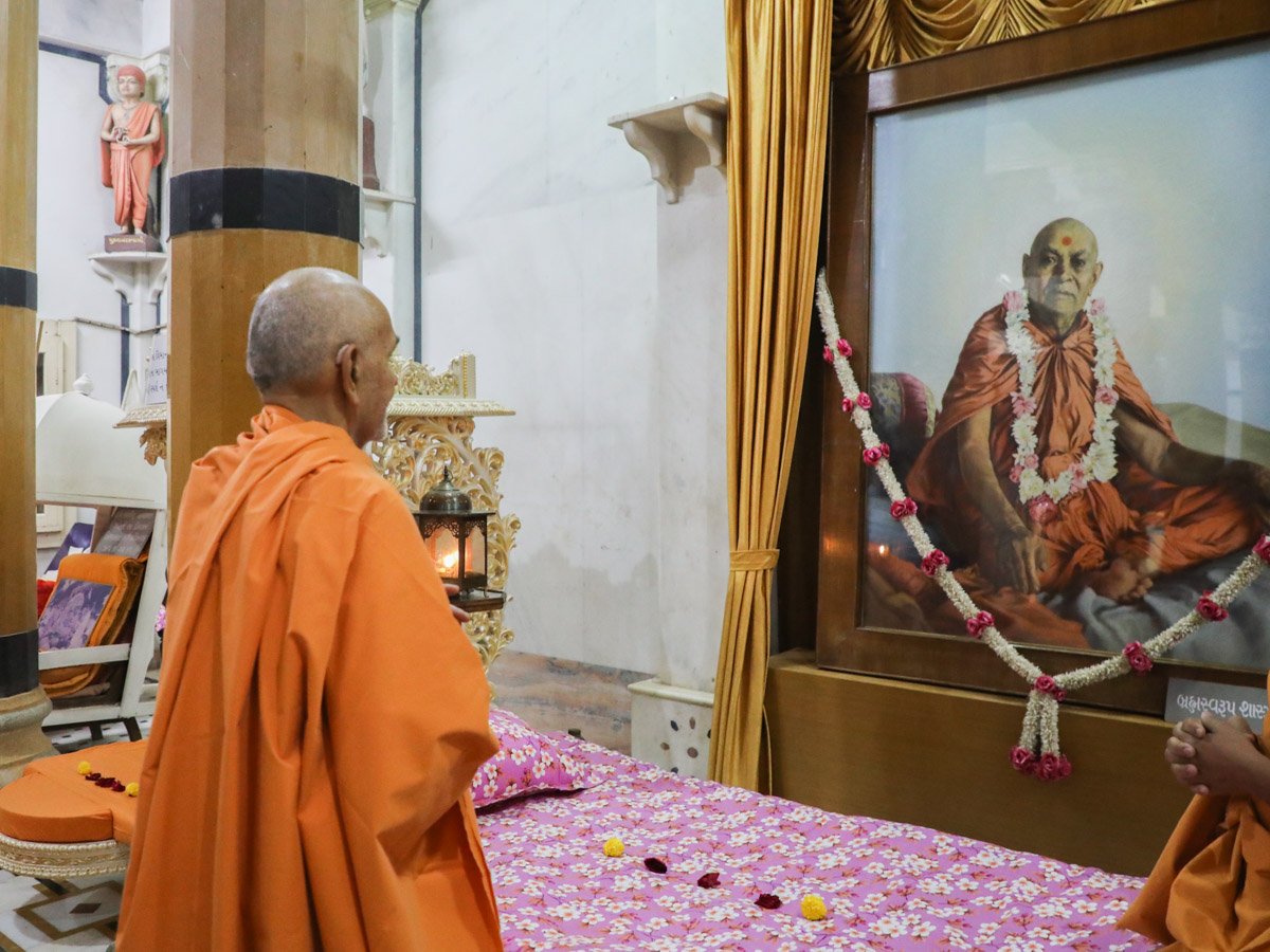 Swamishri engrossed in the darshan of Brahmaswarup Shastriji Maharaj in the Rang Mandap