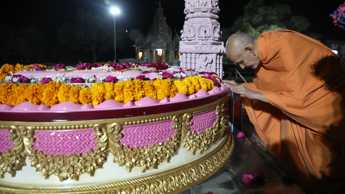 Swamishri engrossed in darshan at Brahmaswarup Pramukh Swami Maharaj's samadhi