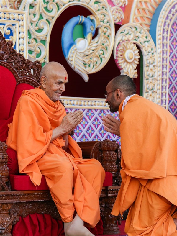 Swamishri blesses Brahmamanan Swami on his achievement of getting a Silver medal in MA from Somnath University
