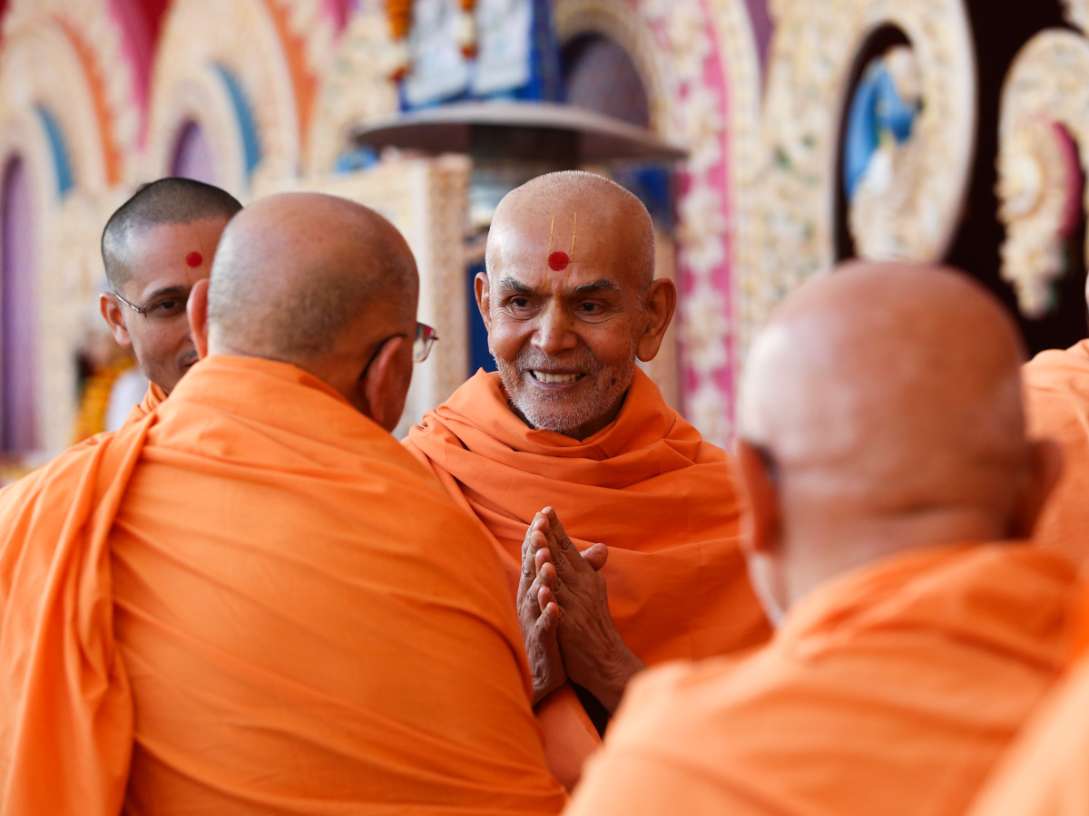 Swamishri greets Pujya Ishwarcharan Swami with 'Jai Swaminarayan'