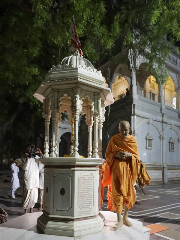 Swamishri performs pradakshina of holy charanarvind of Bhagwan Swaminarayan