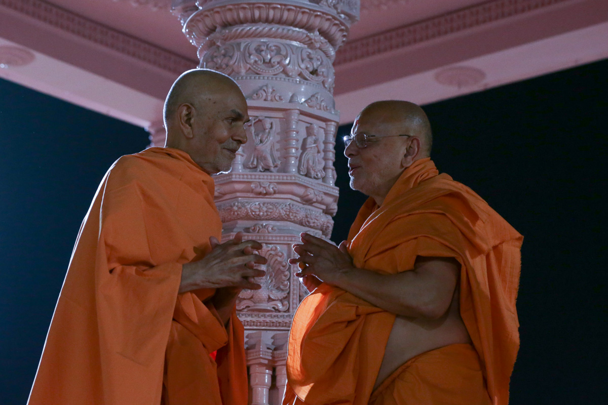 Swamishri converses with Pujya Ishwarcharan Swami 