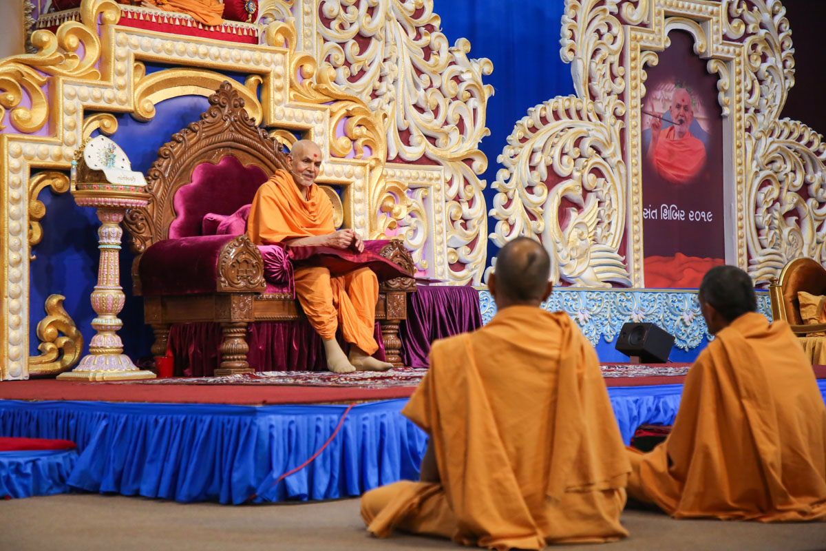 Swamishri replies to questions during the Sant Shibir