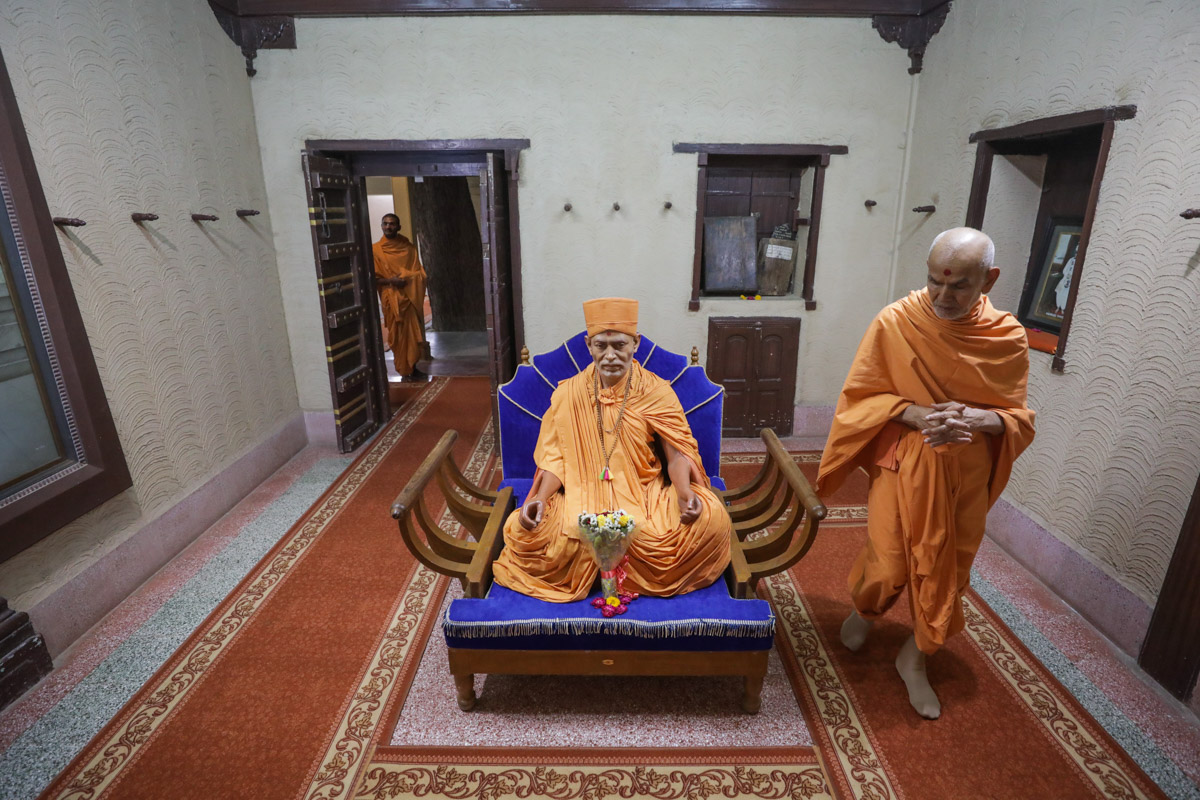 Swamishri performs pradakshina of Brahmaswarup Shastriji Maharaj