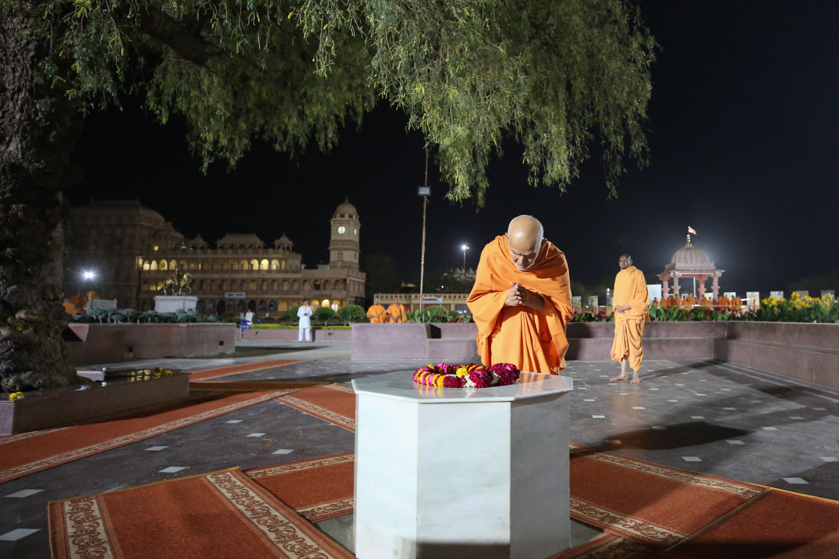 Swamishri engrossed in darshan of the holy charanarvind of Bhagwan Swaminarayan