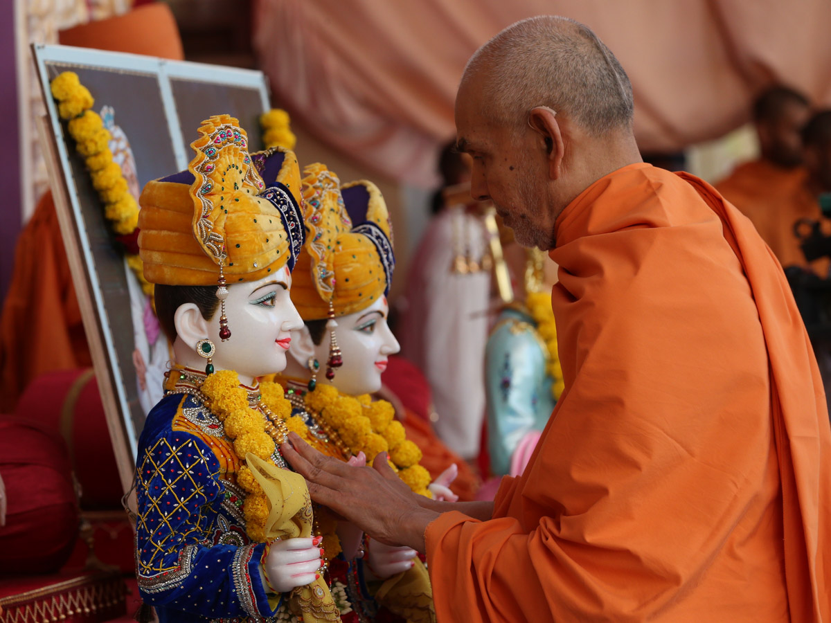 Swamishri performs murti-pratishtha rituals of murtis for BAPS Shri Swaminarayan Mandirs in Dodiyala and Tuver, India